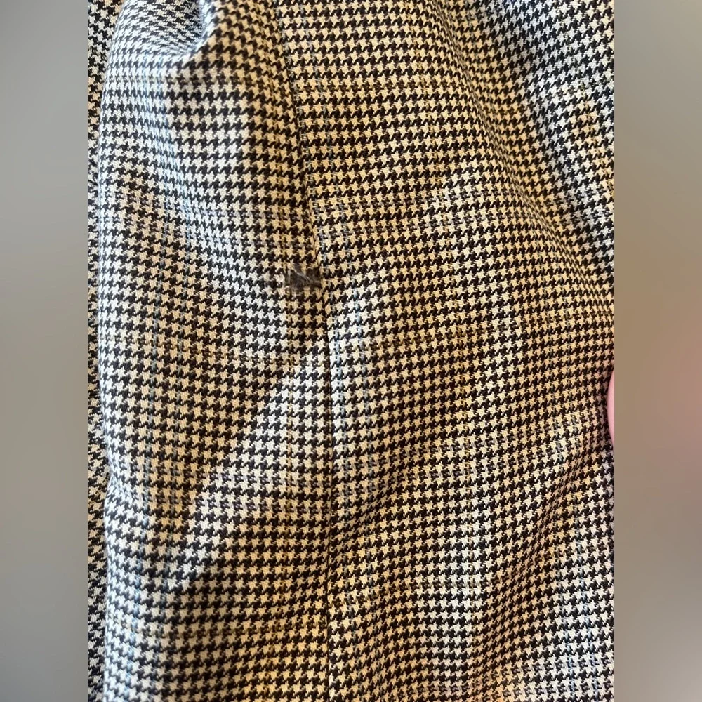 Burberry Black‎ & White Plaid, Lightweight, 100% Wool Sport Coat, Size 39S